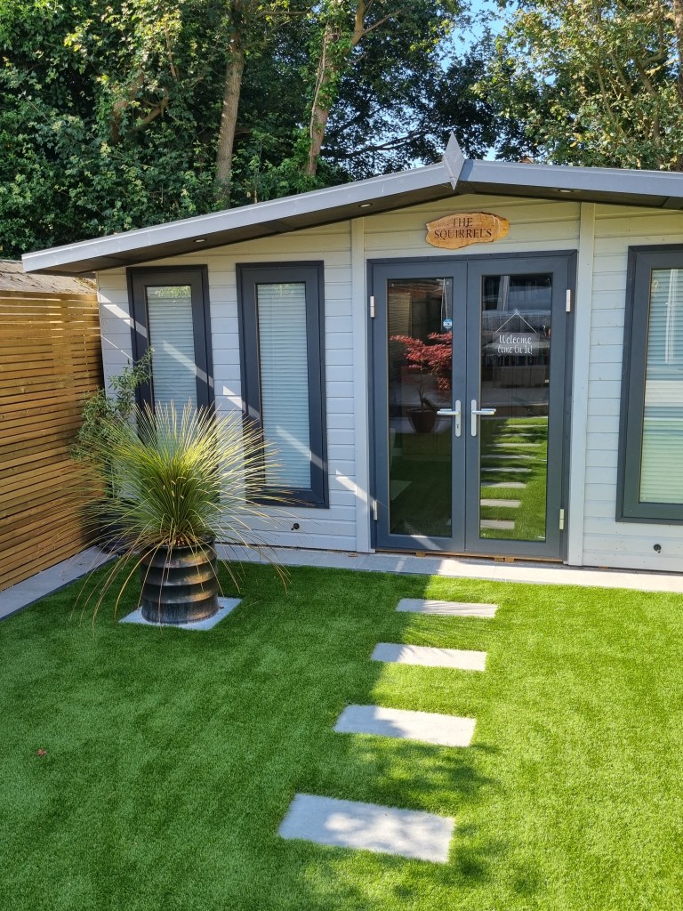 Calming
compassionate
caring
confidential
Therapy Hockley
Male counsellor
